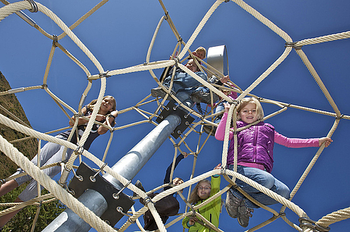 Kinder klettern auf der Turracher Höhe